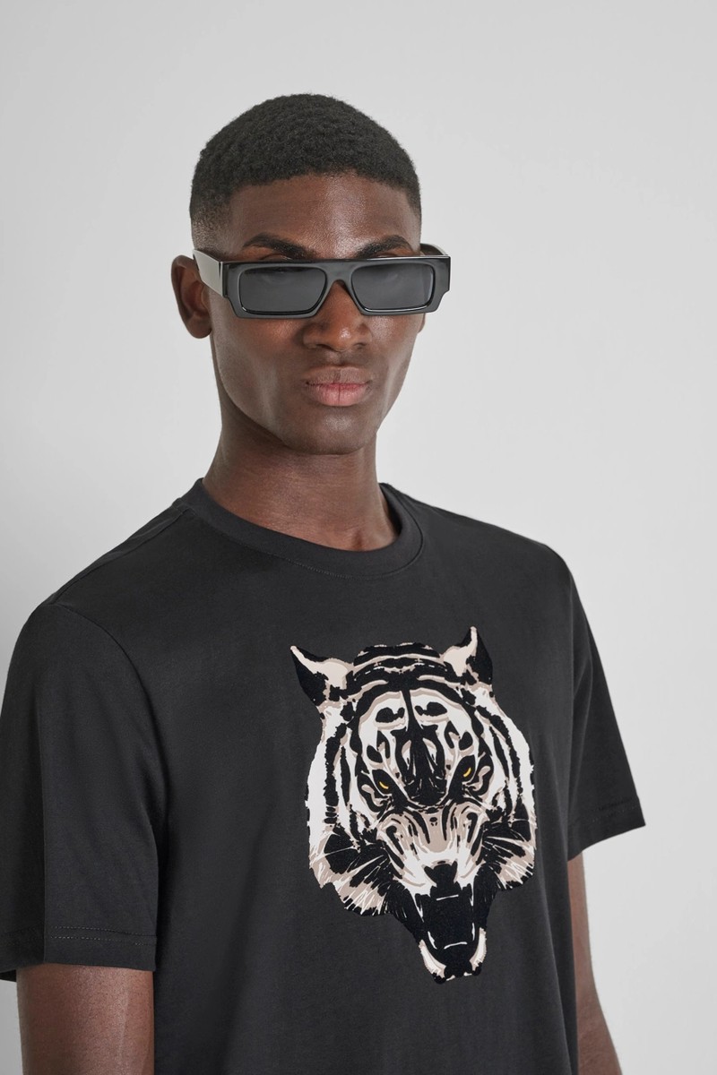  Camiseta Antony Morato en algodón con estampado flocado de tigre, ideal para destacar con un estilo moderno y atrevido. 