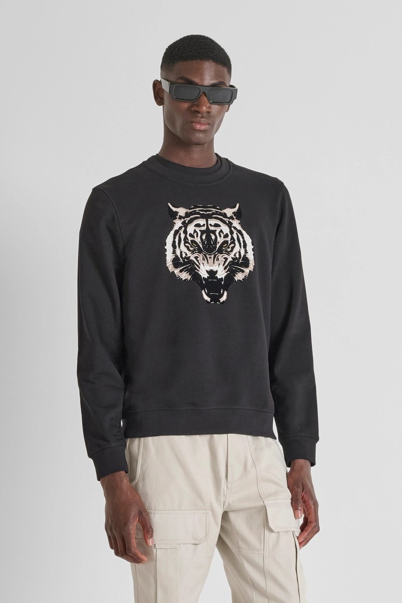 Sudadera Antony Morato en algodón sostenible con estampado de tigre, una prenda moderna con un toque de personalidad.
