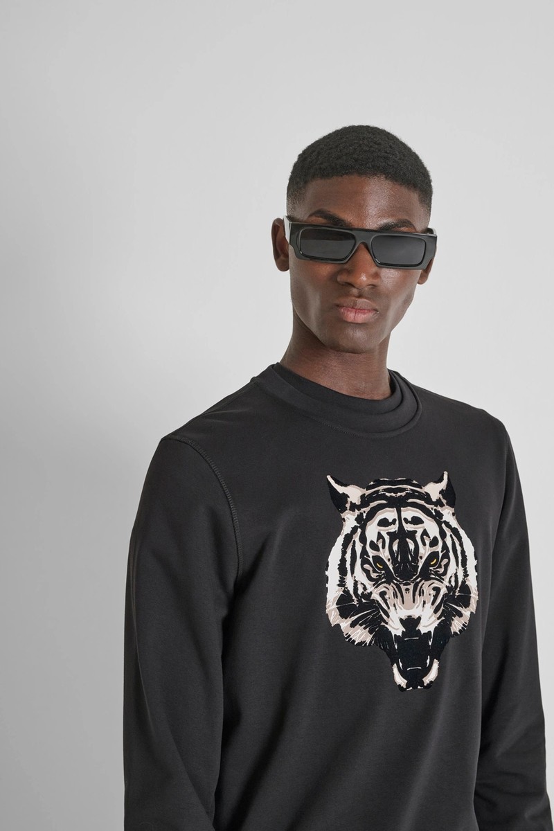  Sudadera Antony Morato en algodón sostenible con estampado de tigre, una prenda moderna con un toque de personalidad. 