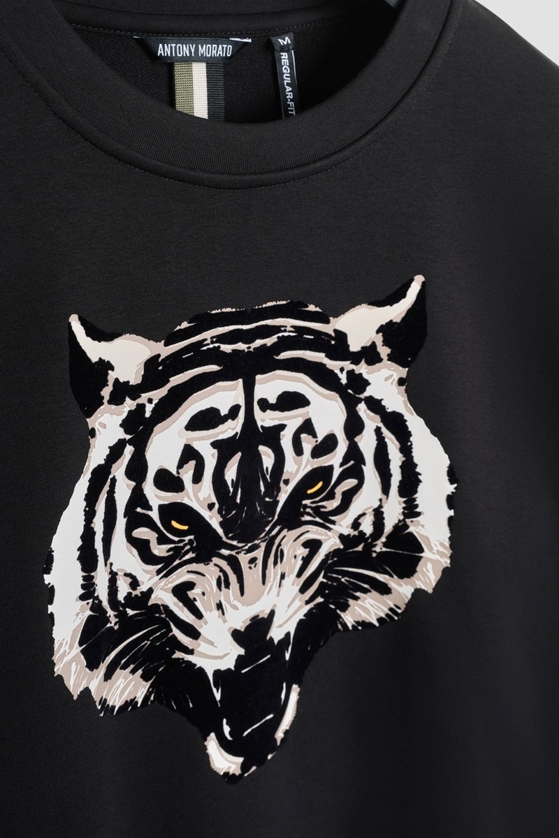  Sudadera Antony Morato en algodón sostenible con estampado de tigre, una prenda moderna con un toque de personalidad. 