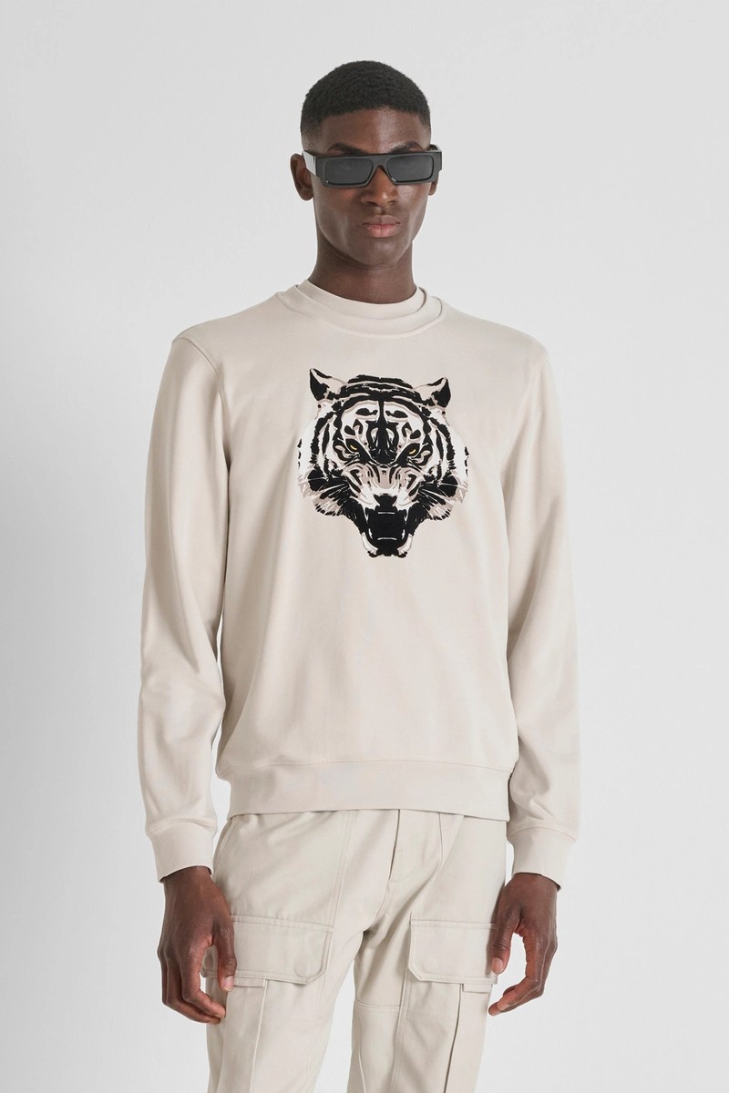 Sudadera Antony Morato en algodón sostenible con estampado de tigre, una prenda moderna con un toque de personalidad.