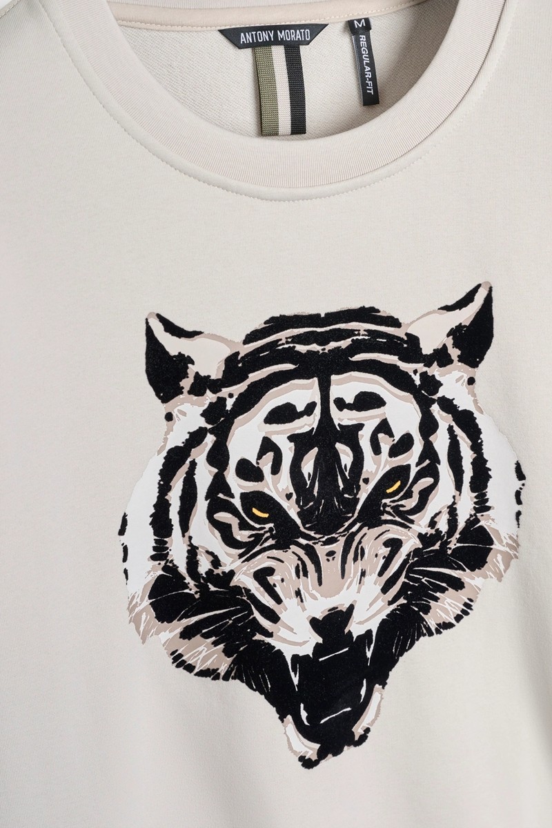 Sudadera Antony Morato en algodón sostenible con estampado de tigre, una prenda moderna con un toque de personalidad. 