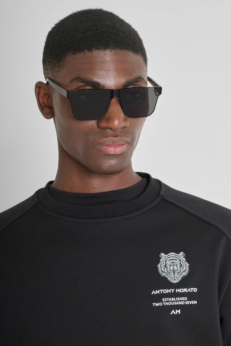  Sudadera Antony Morato Relaxed Fit en mezcla de algodón con parche de tigre, perfecta para un look casual con personalidad. 