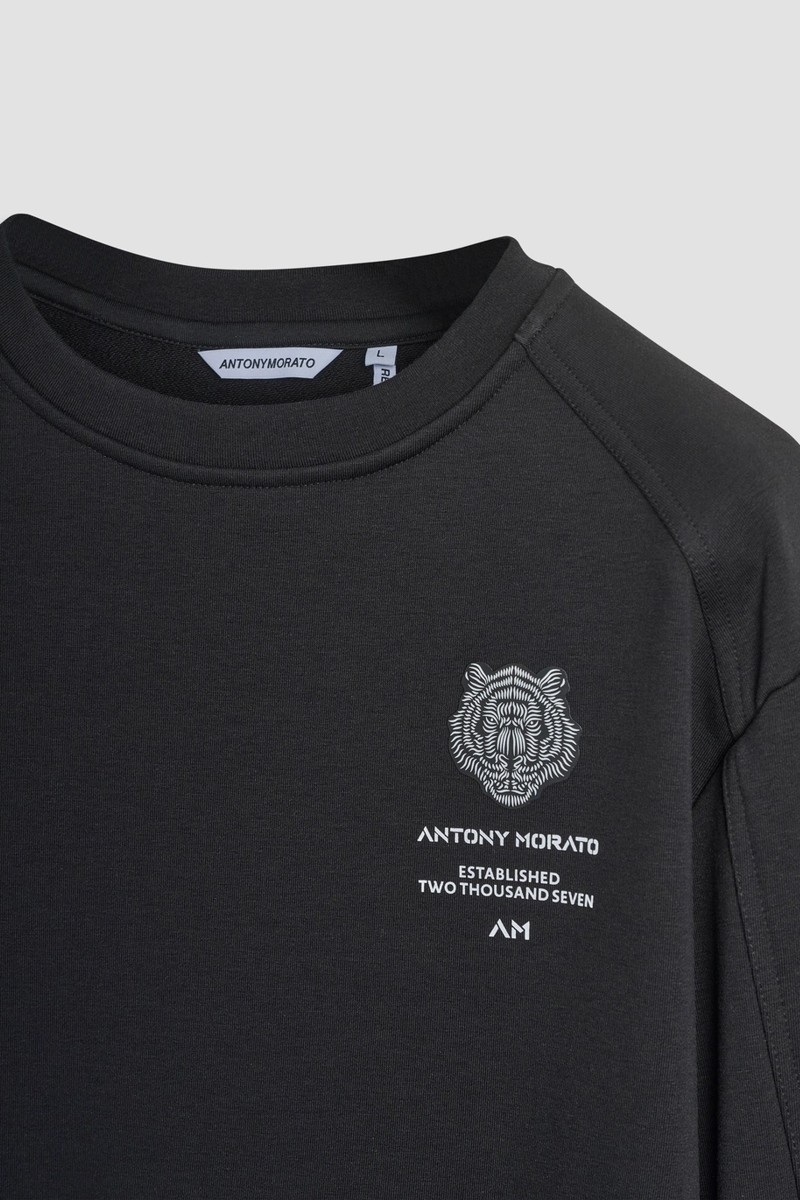  Sudadera Antony Morato Relaxed Fit en mezcla de algodón con parche de tigre, perfecta para un look casual con personalidad. 
