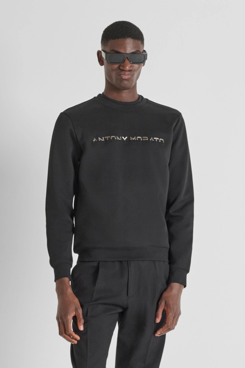 Sudadera Antony Morato Slim Fit de algodón con logo metálico al frente, un básico con estilo y carácter moderno.