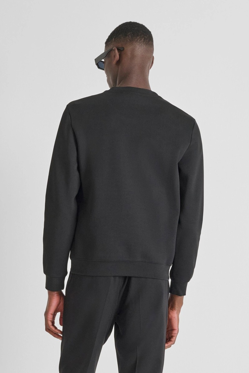  Sudadera Antony Morato Slim Fit de algodón con logo metálico al frente, un básico con estilo y carácter moderno. 