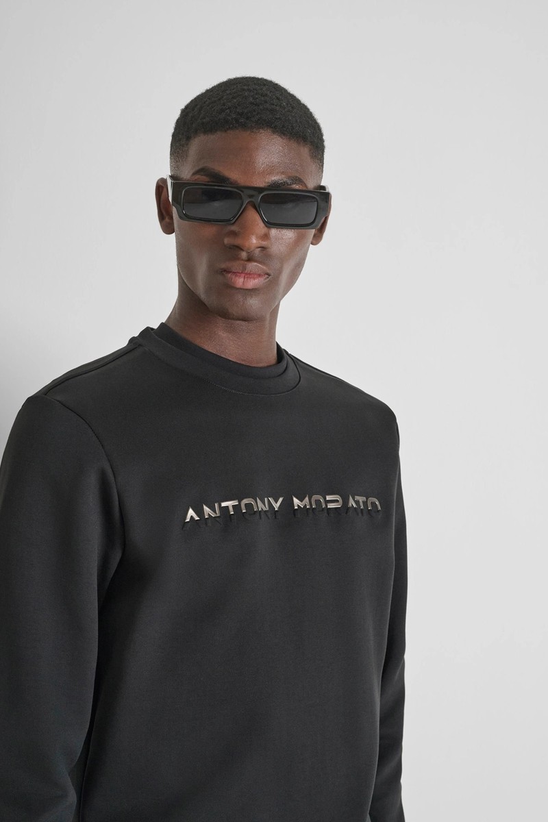  Sudadera Antony Morato Slim Fit de algodón con logo metálico al frente, un básico con estilo y carácter moderno. 