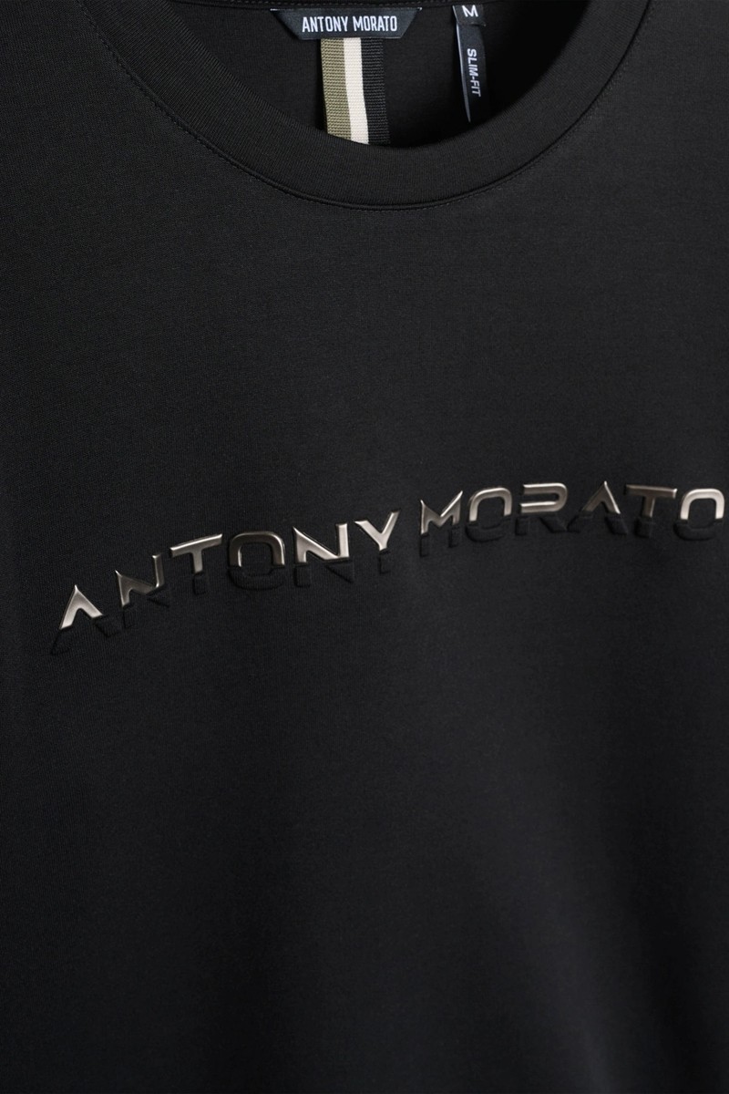  Sudadera Antony Morato Slim Fit de algodón con logo metálico al frente, un básico con estilo y carácter moderno. 