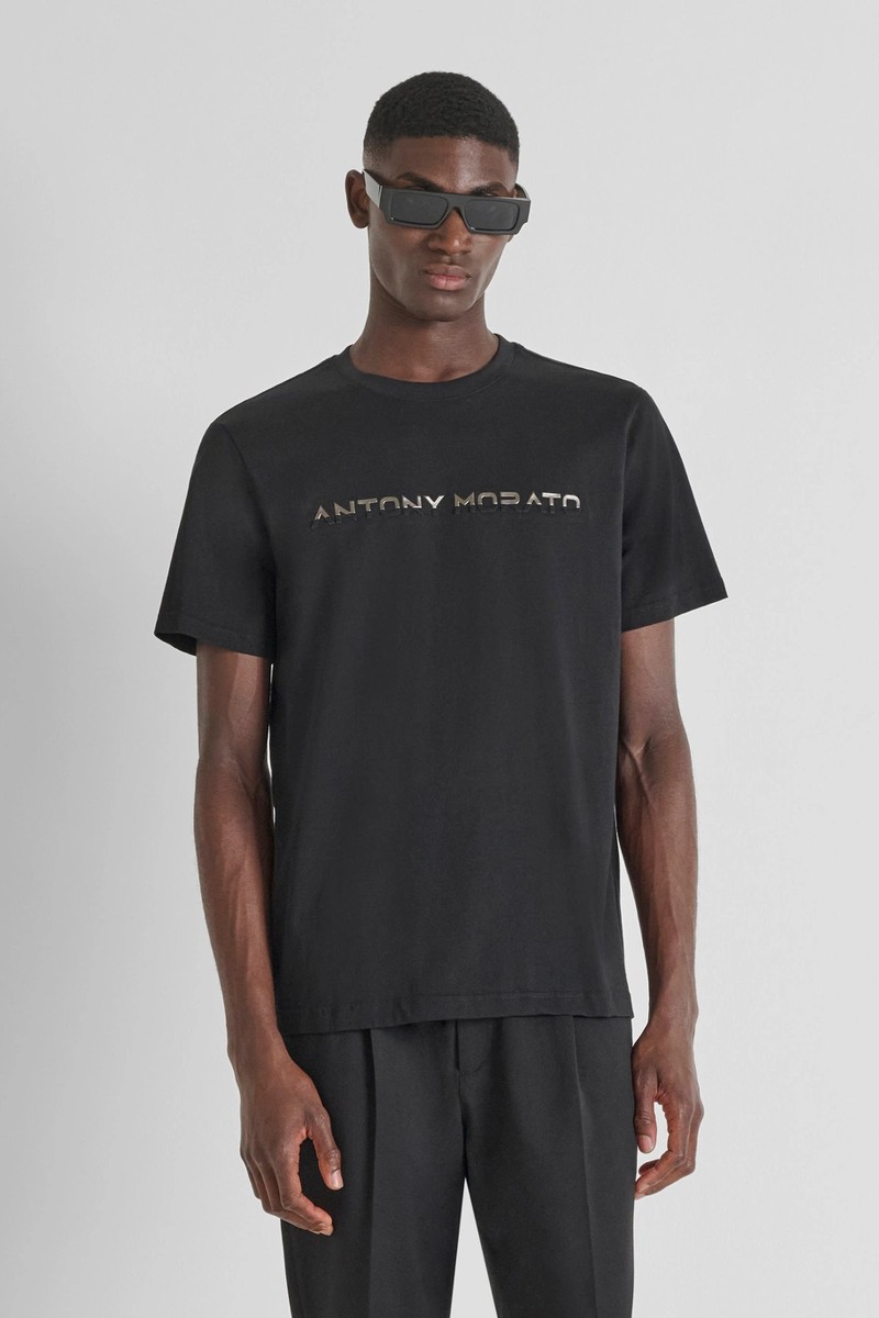Camiseta Antony Morato Regular Fit de algodón con logo laminado al frente, un básico con un toque moderno y elegante.
