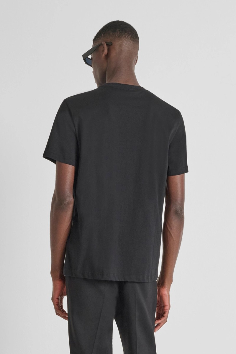 Camiseta Antony Morato Regular Fit de algodón con logo laminado al frente, un básico con un toque moderno y elegante.  2