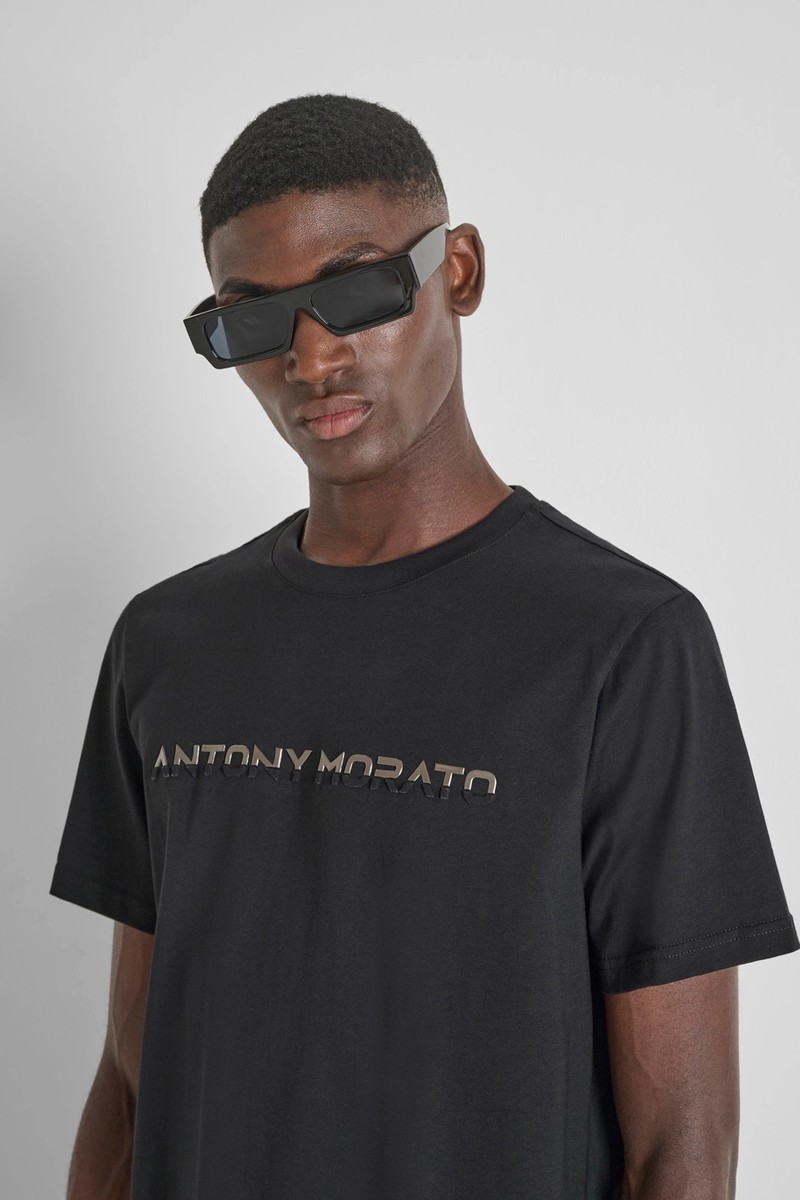  Camiseta Antony Morato Regular Fit de algodón con logo laminado al frente, un básico con un toque moderno y elegante. 