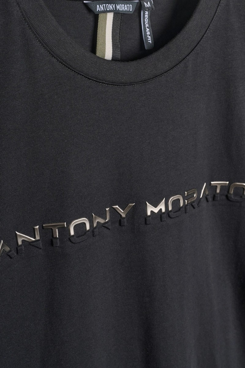  Camiseta Antony Morato Regular Fit de algodón con logo laminado al frente, un básico con un toque moderno y elegante. 