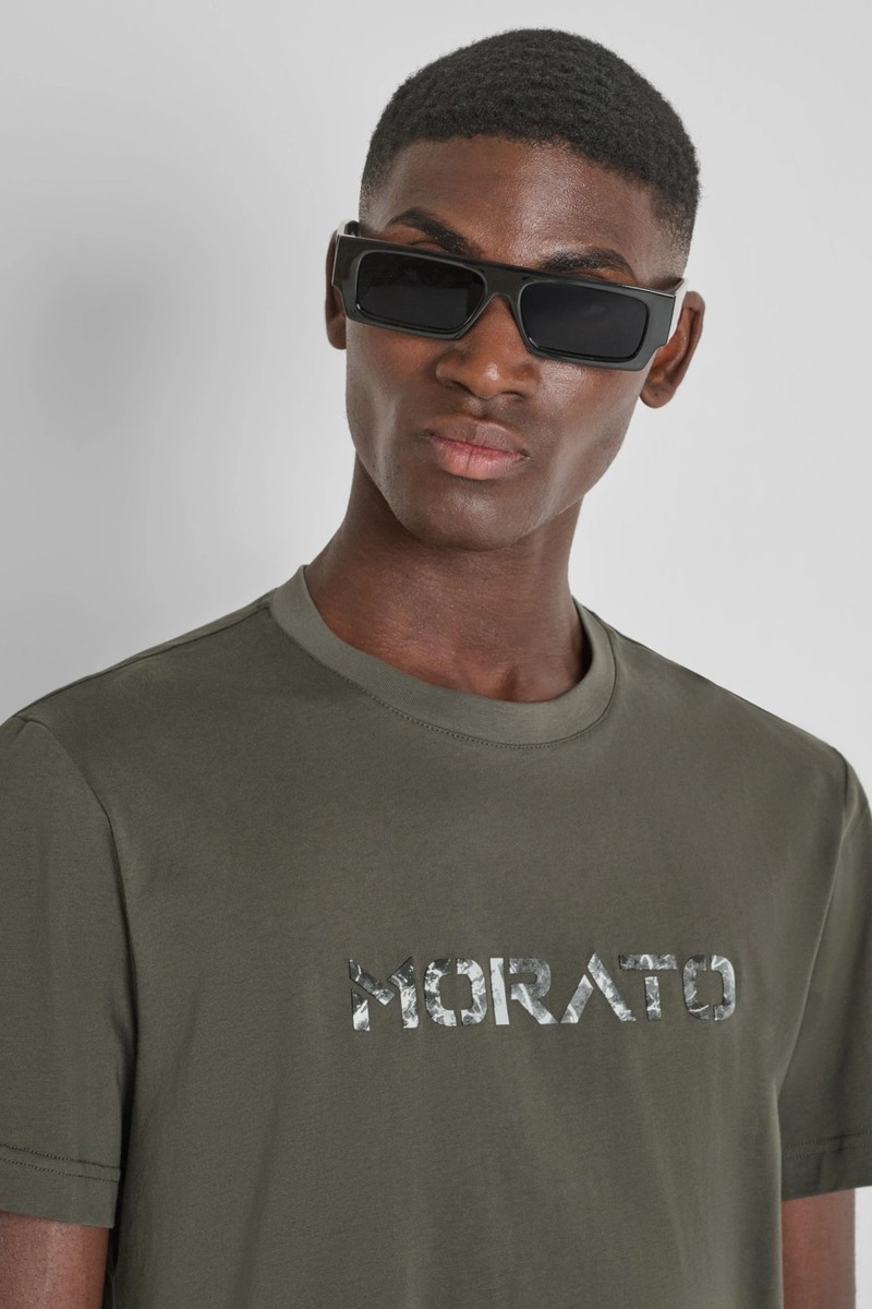  Camiseta Antony Morato Regular Fit en algodón con logo efecto camuflaje, ideal para un look casual con personalidad. 
