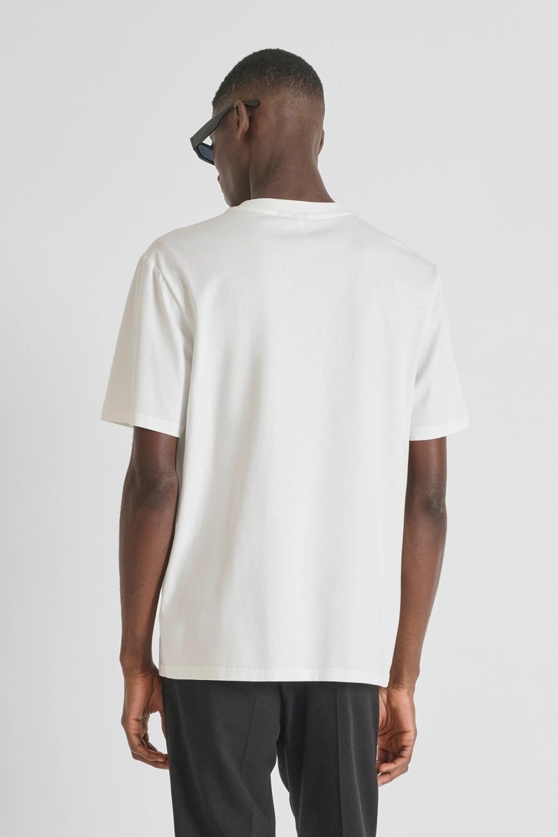 Camiseta Antony Morato Regular Fit en algodón con logo discreto en el pecho, ideal para un look casual con elegancia.  2