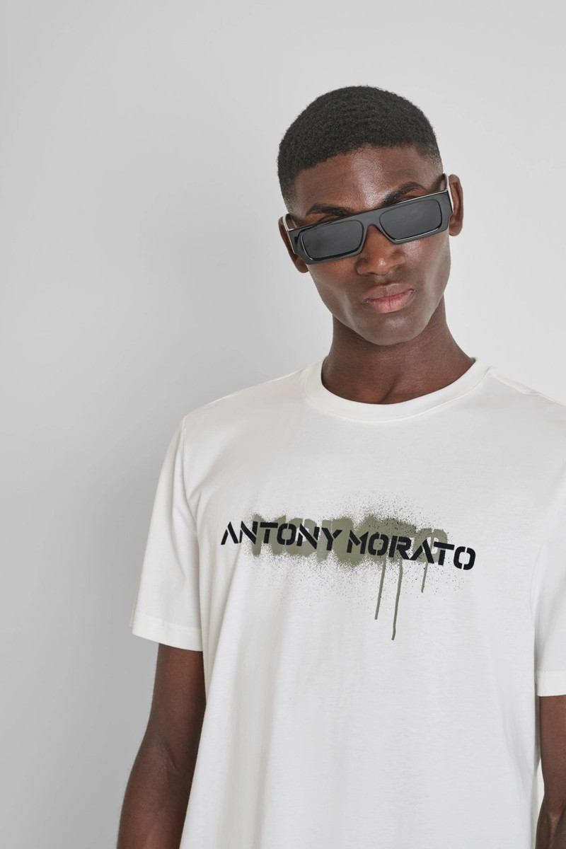  Camiseta Antony Morato en punto de algodón con estampado del logotipo en estilo grafiti, perfecta para añadir carácter a tu outfit. 