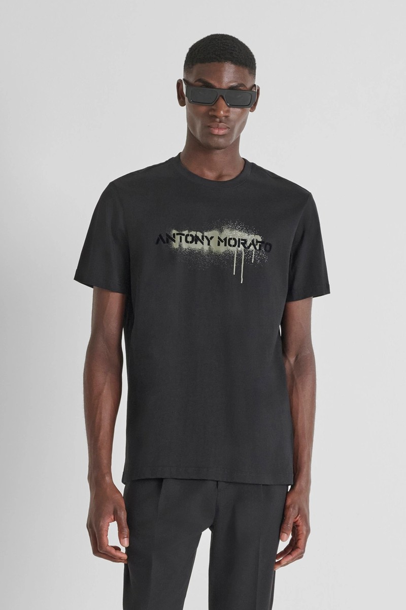 Camiseta Antony Morato en punto de algodón con estampado del logotipo en estilo grafiti, perfecta para añadir carácter a tu outfit.