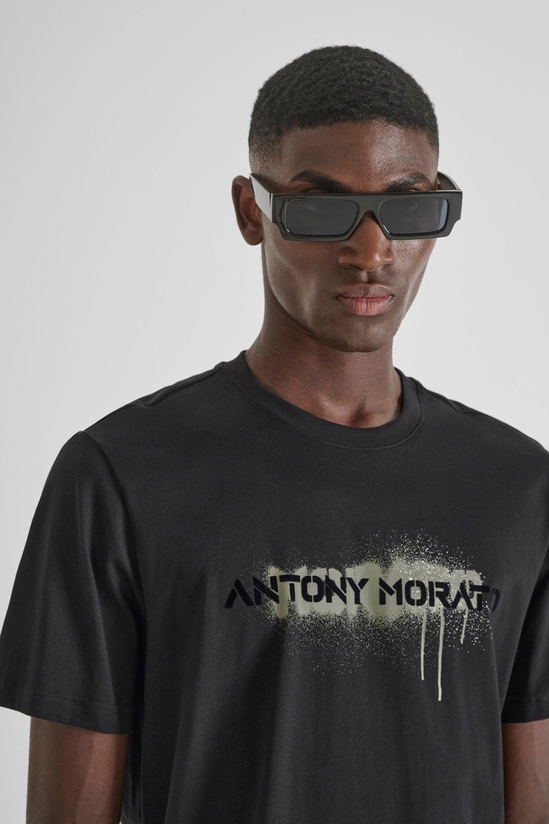  Camiseta Antony Morato en punto de algodón con estampado del logotipo en estilo grafiti, perfecta para añadir carácter a tu outfit. 