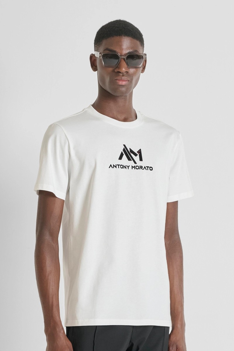  Camiseta Antony Morato en algodón 100 % con corte regular y logotipo frontal en efecto aterciopelado, ideal para un look casual con carácter. 