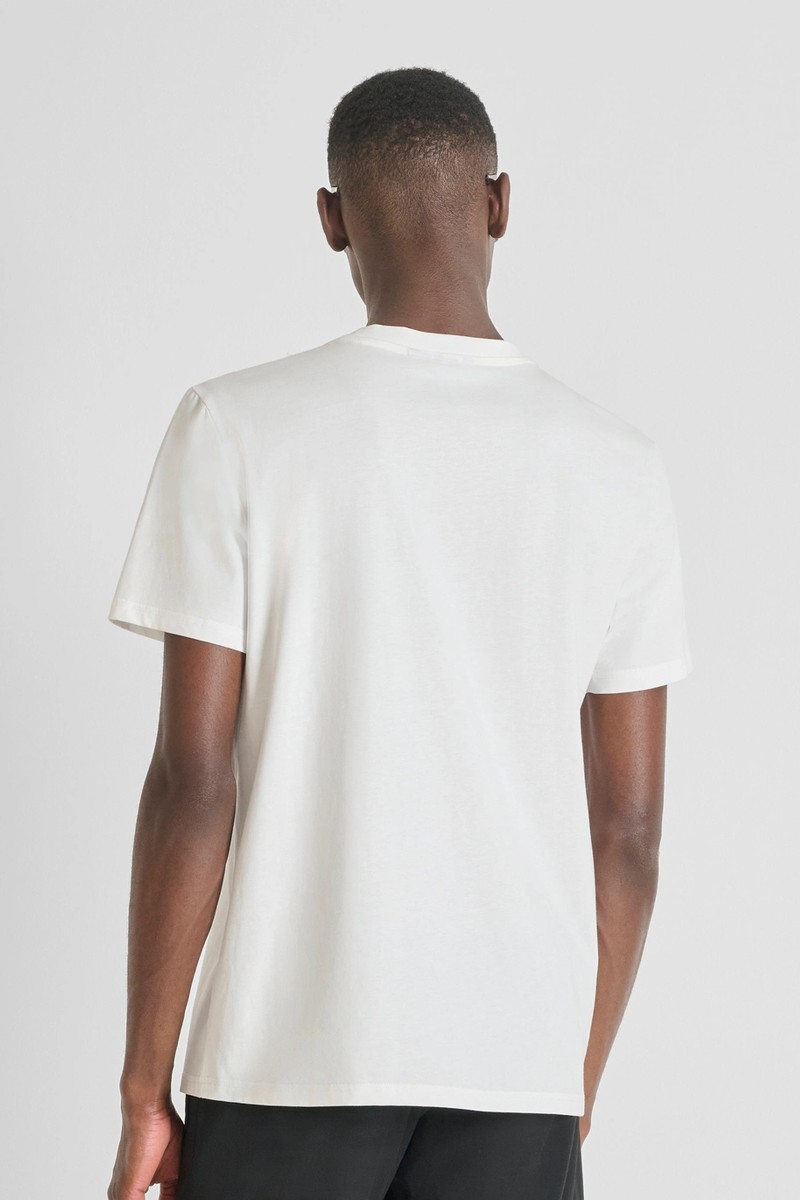 Camiseta Antony Morato en algodón 100 % con corte regular y logotipo frontal en efecto aterciopelado, ideal para un look casual con carácter.  2