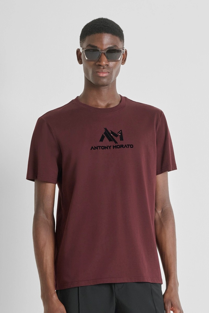  Camiseta Antony Morato en algodón 100 % con corte regular y logotipo frontal en efecto aterciopelado, ideal para un look casual con carácter. 