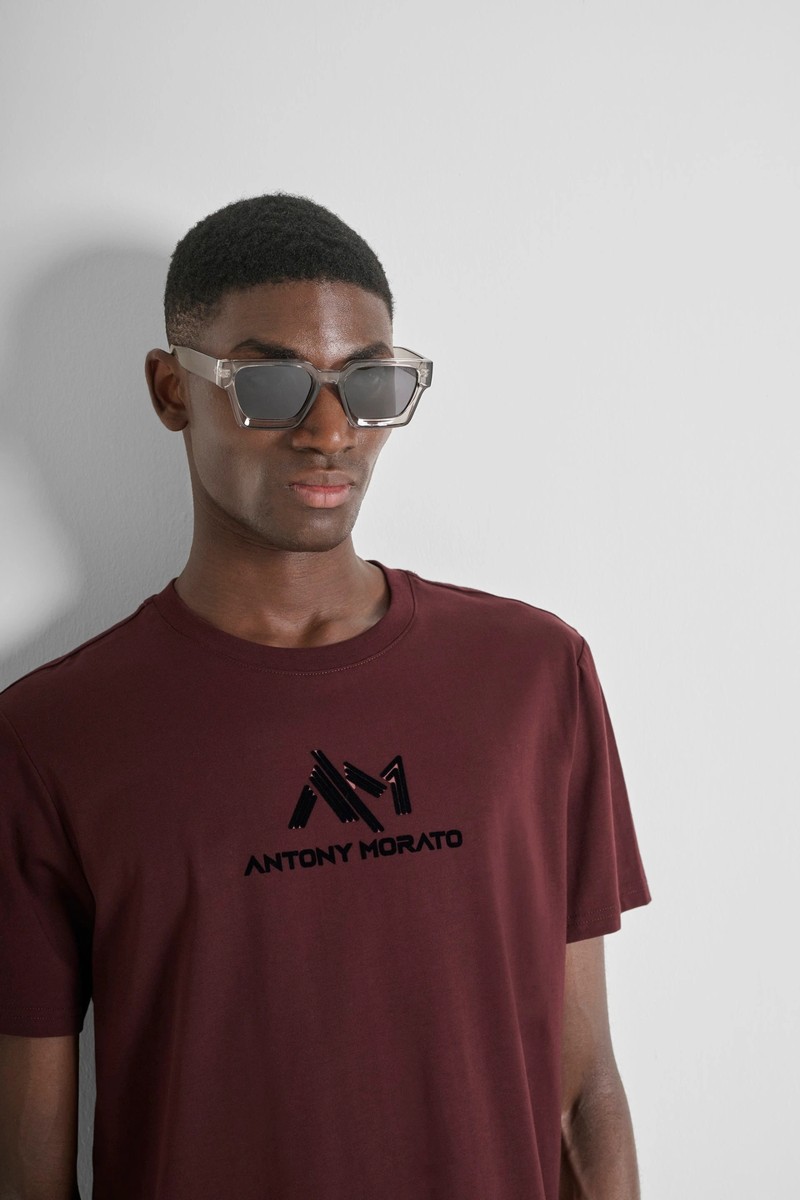  Camiseta Antony Morato en algodón 100 % con corte regular y logotipo frontal en efecto aterciopelado, ideal para un look casual con carácter. 