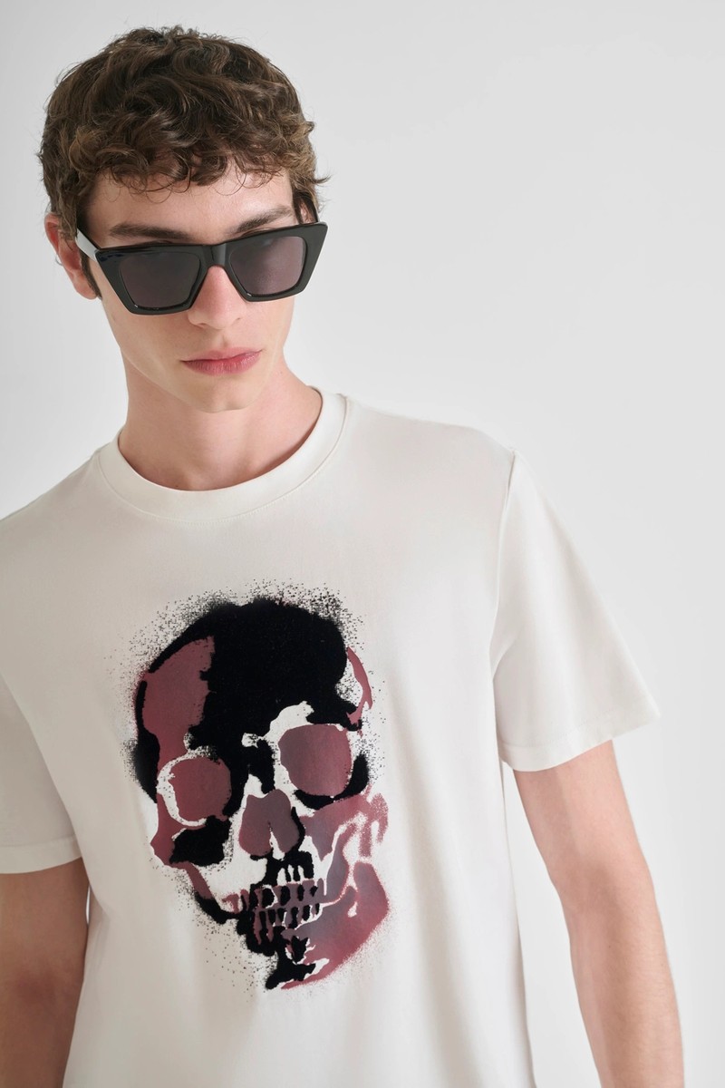  Camiseta Antony Morato en algodón 100 % con corte regular y estampado de calavera efecto flocado, ideal para destacar con estilo actual. 