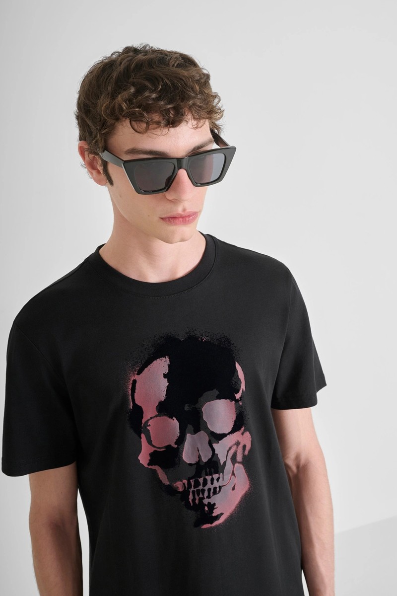  Camiseta Antony Morato en algodón 100 % con corte regular y estampado de calavera efecto flocado, ideal para destacar con estilo actual. 
