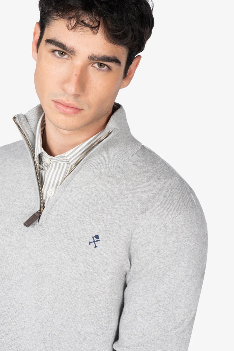  Jersey de punto en algodón con cuello alto y media cremallera, logo discreto al frente y detalles acanalados. 