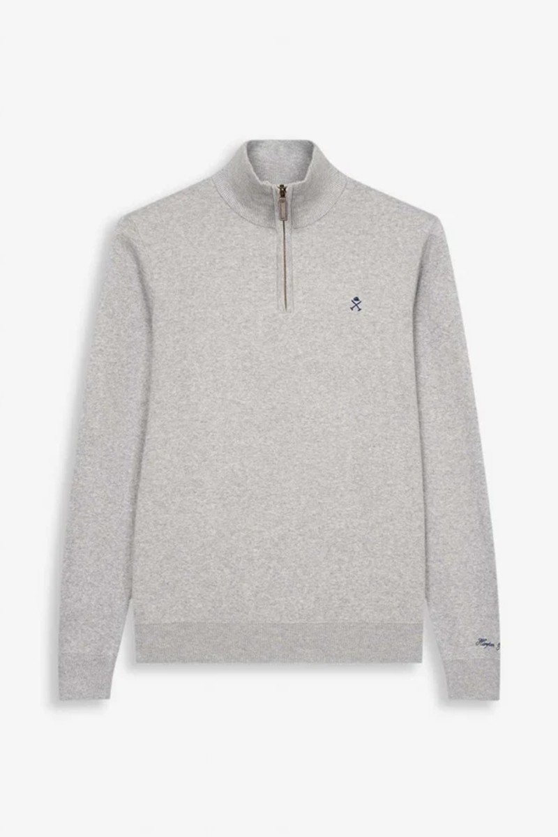  Jersey de punto en algodón con cuello alto y media cremallera, logo discreto al frente y detalles acanalados. 