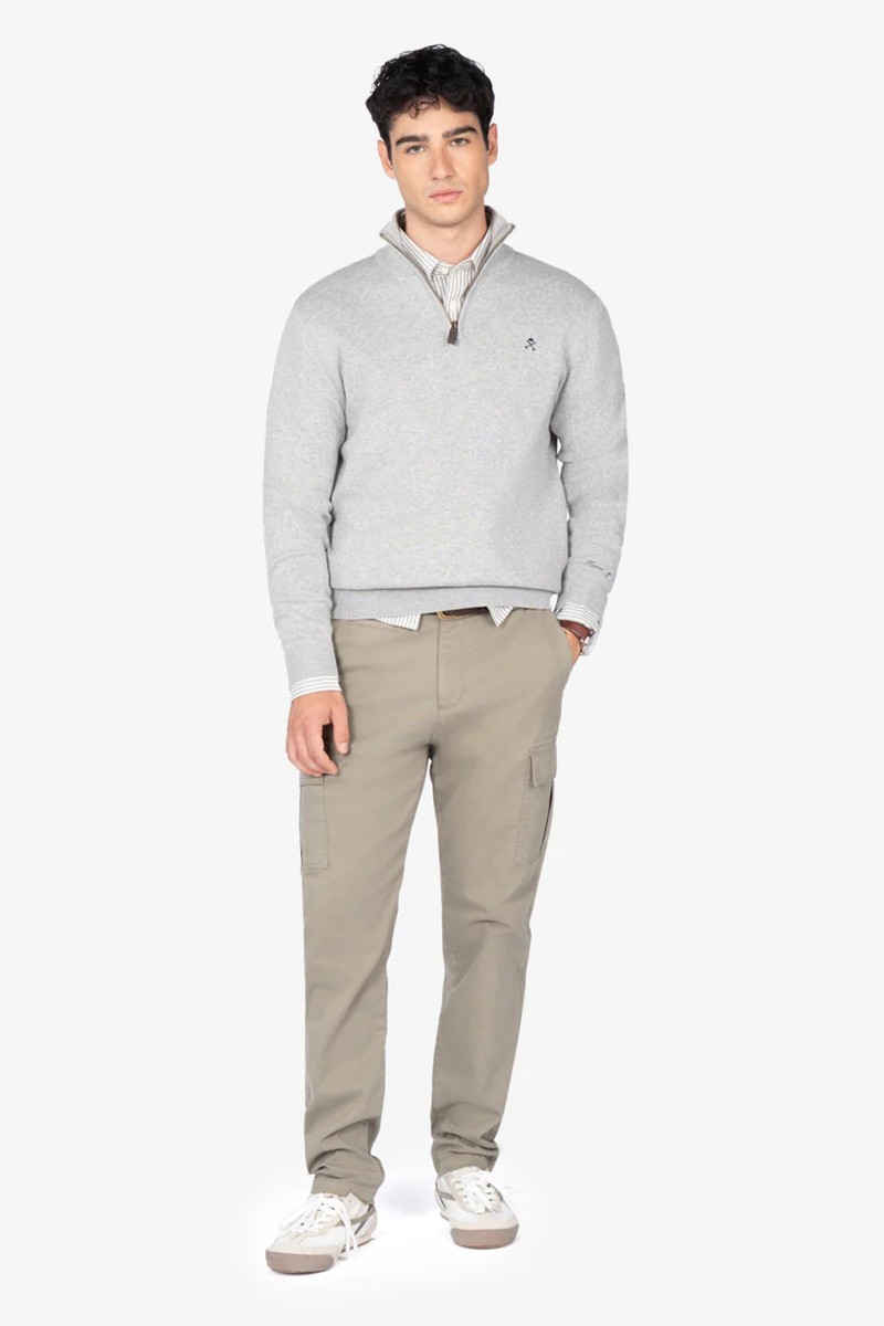  Jersey de punto en algodón con cuello alto y media cremallera, logo discreto al frente y detalles acanalados. 