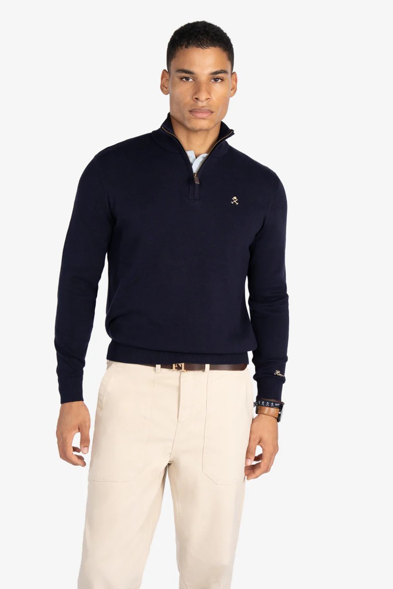 Jersey de punto en algodón con cuello alto y media cremallera, logo discreto al frente y detalles acanalados.