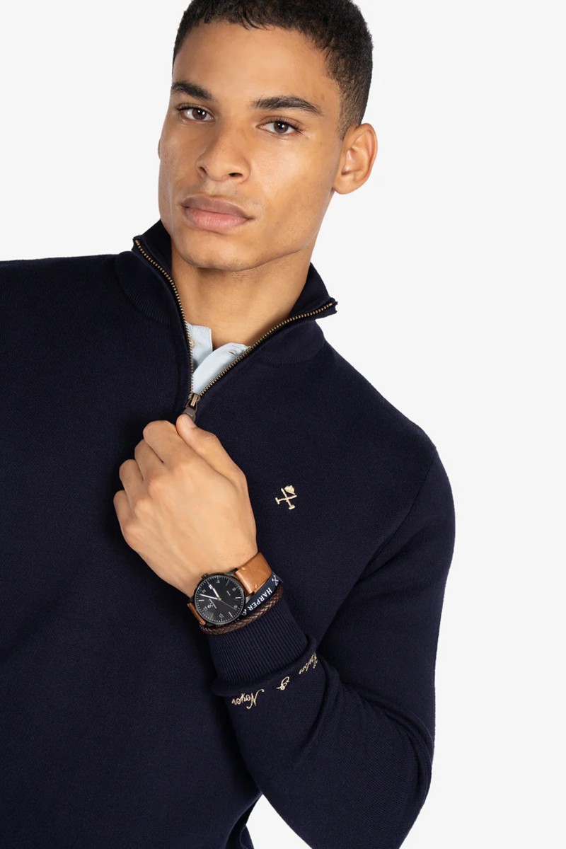  Jersey de punto en algodón con cuello alto y media cremallera, logo discreto al frente y detalles acanalados. 