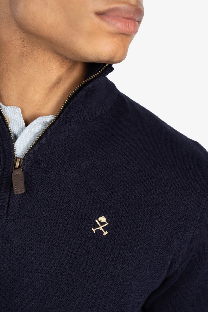  Jersey de punto en algodón con cuello alto y media cremallera, logo discreto al frente y detalles acanalados. 