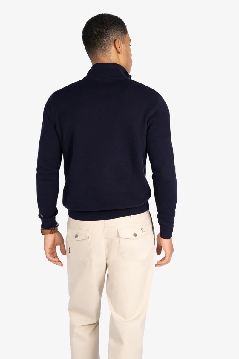  Jersey de punto en algodón con cuello alto y media cremallera, logo discreto al frente y detalles acanalados. 