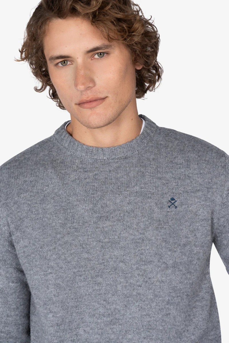 Jersey de cuello redondo en mezcla de tejidos con logo bordado en el pecho y acabados en canalé, ideal para un look urbano con toque clásico.  2