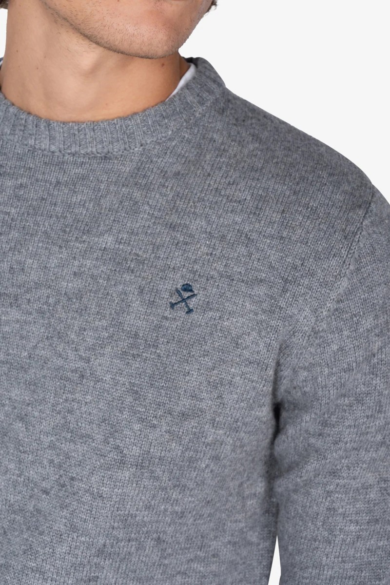  Jersey de cuello redondo en mezcla de tejidos con logo bordado en el pecho y acabados en canalé, ideal para un look urbano con toque clásico. 