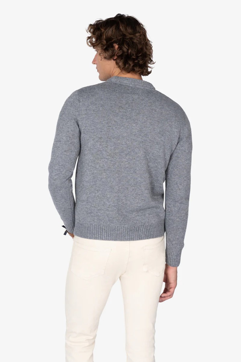  Jersey de cuello redondo en mezcla de tejidos con logo bordado en el pecho y acabados en canalé, ideal para un look urbano con toque clásico. 