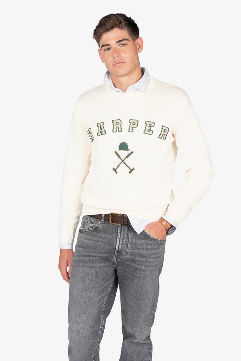  Jersey de punto en algodón con corte regular y diseño limpio, perfecto para combinar en looks urbanos con carácter. 