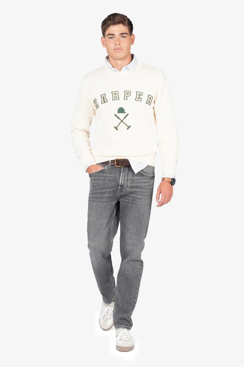  Jersey de punto en algodón con corte regular y diseño limpio, perfecto para combinar en looks urbanos con carácter.  2