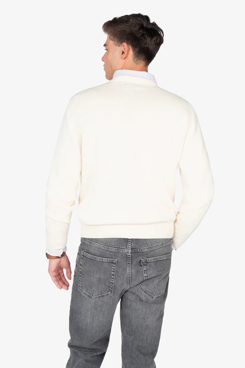  Jersey de punto en algodón con corte regular y diseño limpio, perfecto para combinar en looks urbanos con carácter. 