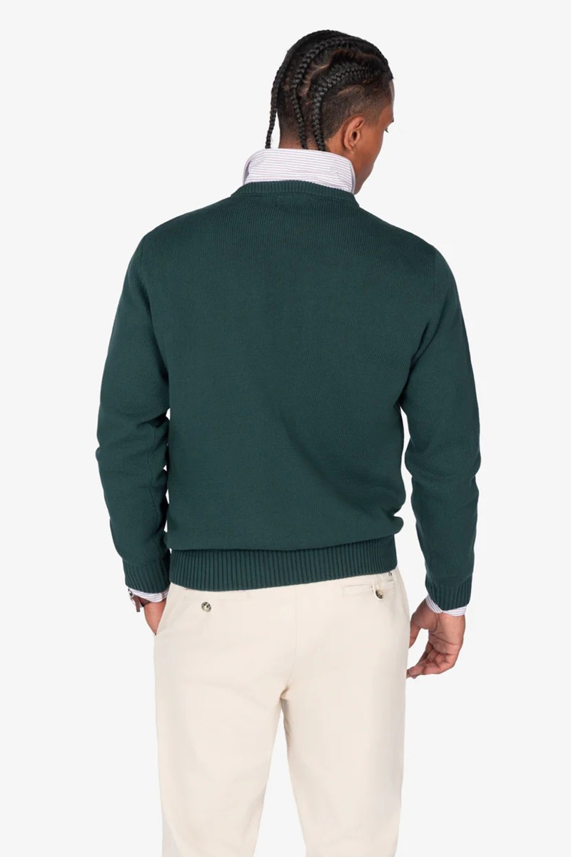  Jersey de punto en algodón con corte regular y diseño limpio, perfecto para combinar en looks urbanos con carácter. 