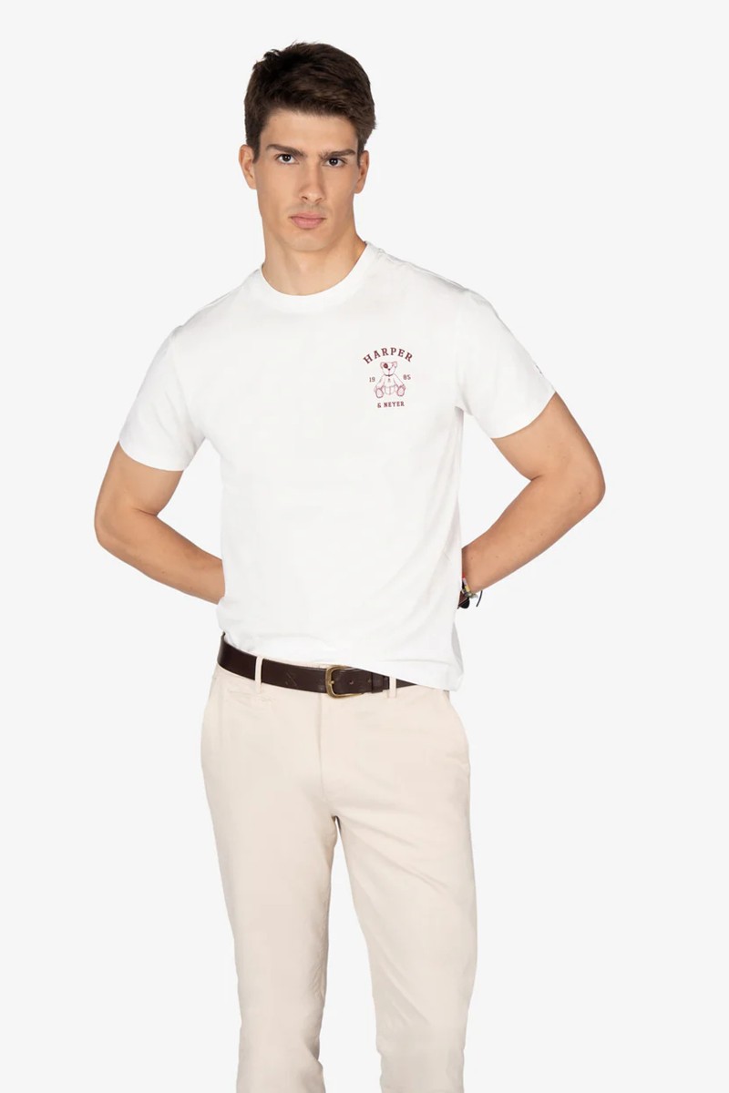  Camiseta en algodón 100 % con diseño gráfico destacado y corte regular, ideal para un look casual con carácter. 