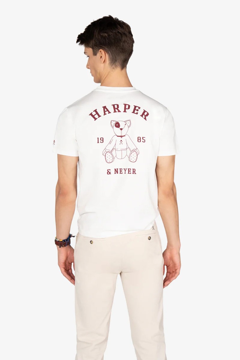 Camiseta en algodón 100 % con diseño gráfico destacado y corte regular, ideal para un look casual con carácter.  2