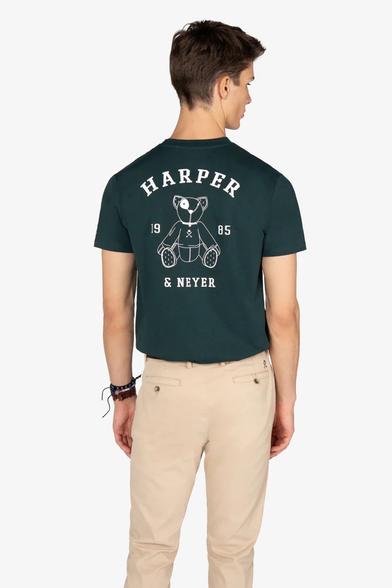 Camiseta en algodón 100 % con diseño gráfico destacado y corte regular, ideal para un look casual con carácter.  2