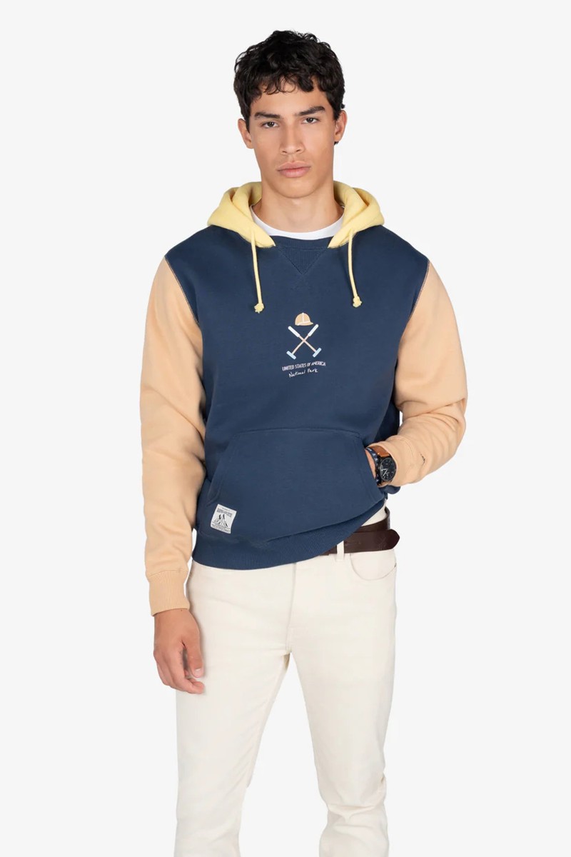 Sudadera estilo outdoor Harper & Neyer con capucha, tejido de algodón suave y diseño bicolor ideal para looks urbanos con un toque aventurero.