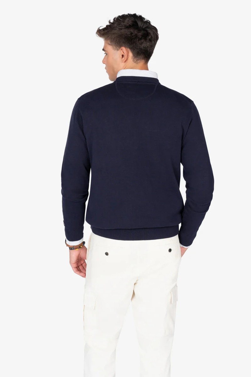  Jersey de cuello redondo en algodón 100 % con corte regular y diseño limpio, perfecto para looks casuales con estilo. 