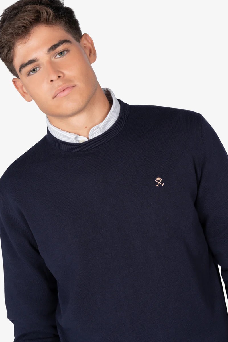 Jersey de cuello redondo en algodón 100 % con corte regular y diseño limpio, perfecto para looks casuales con estilo.  2
