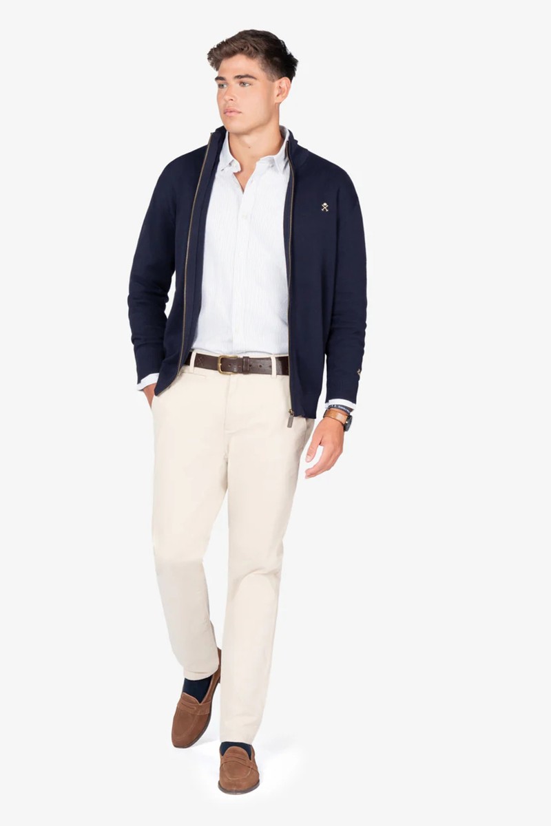 Cardigan de punto fino con cremallera completa y cuello alto, ajustado en puños y bajo, ideal para un look preppy-urbano.