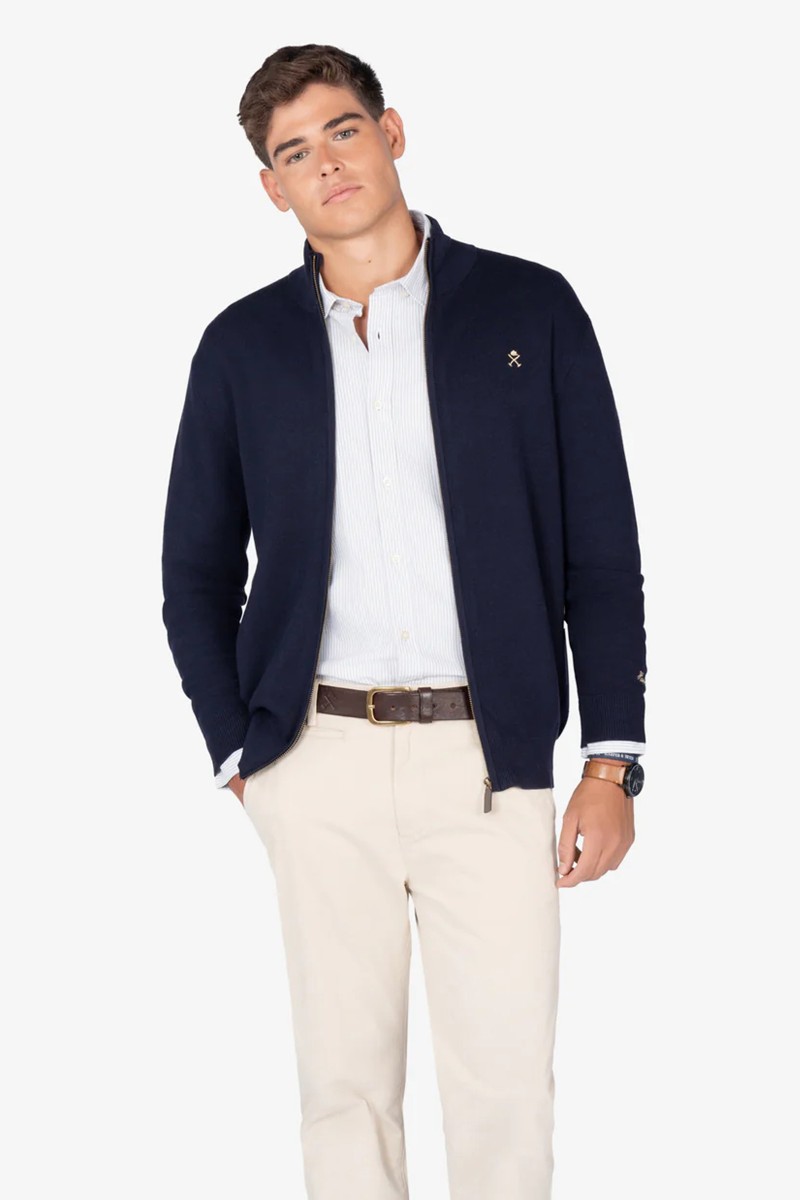  Cardigan de punto fino con cremallera completa y cuello alto, ajustado en puños y bajo, ideal para un look preppy-urbano. 