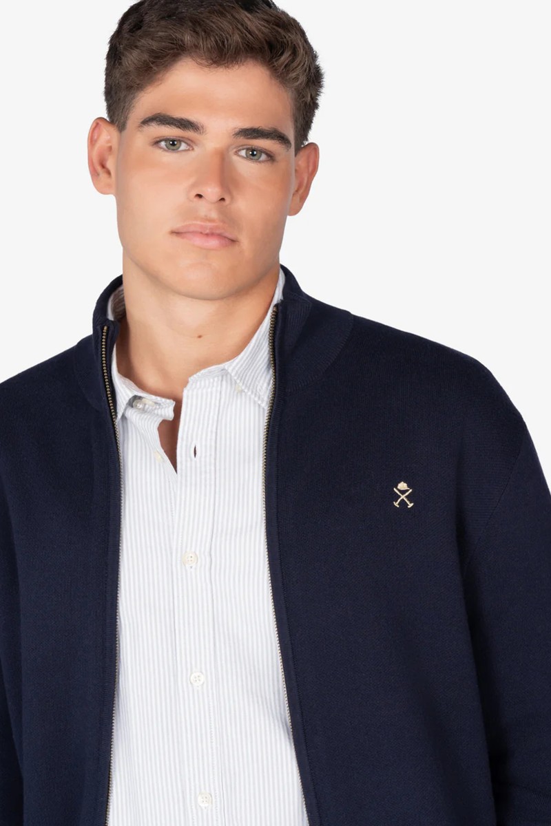  Cardigan de punto fino con cremallera completa y cuello alto, ajustado en puños y bajo, ideal para un look preppy-urbano. 